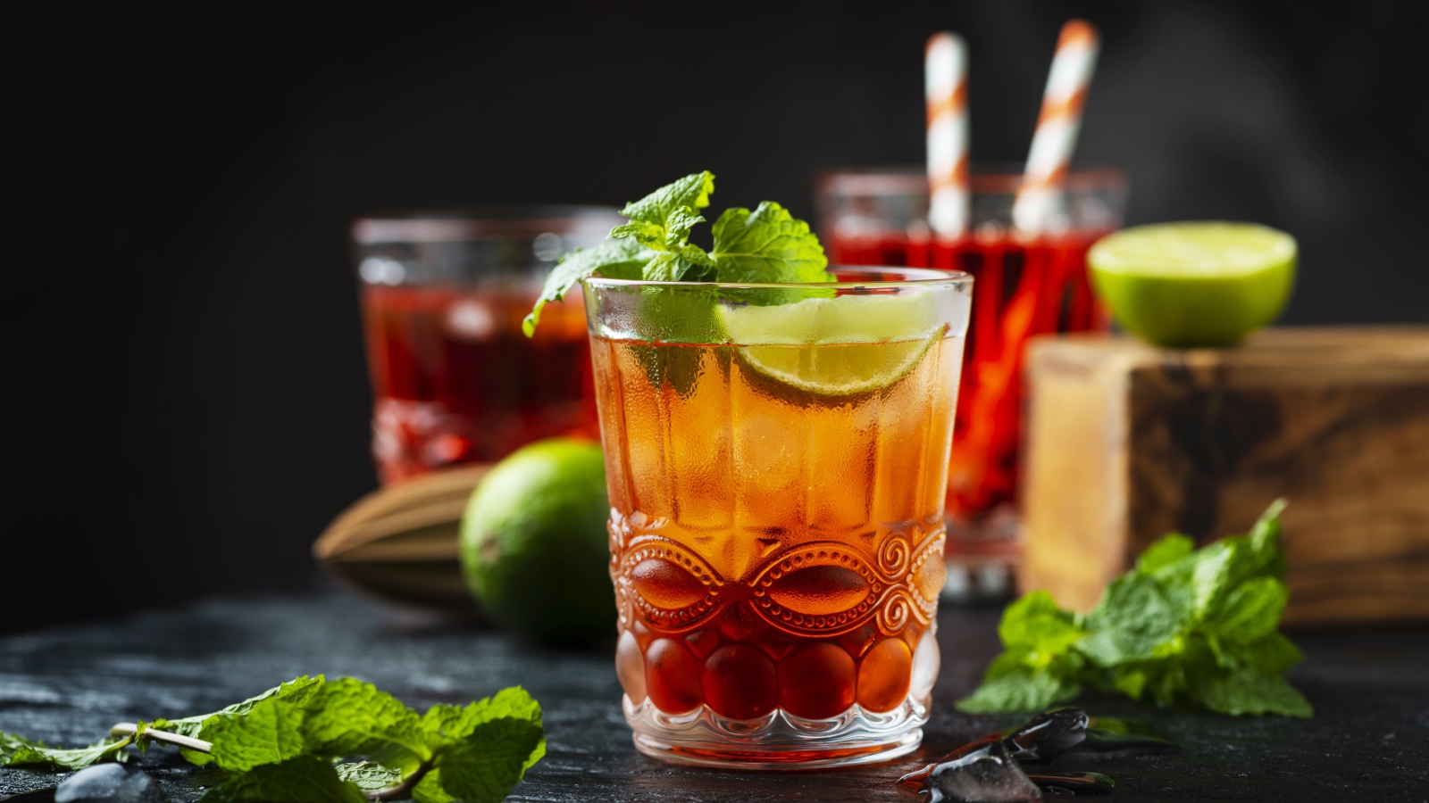 Холодный чай с лимоном на столе с мятой