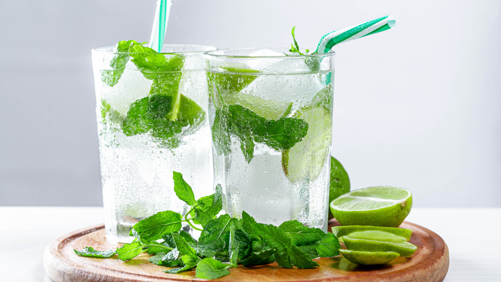 Мохито в стаканах с лаймом и мятой 