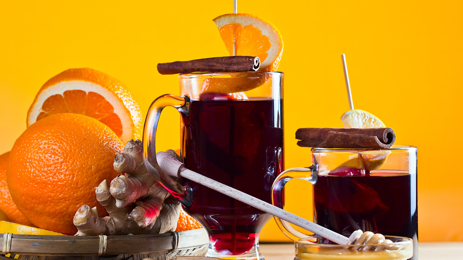 Глинтвейн на столе с имбирем, апельсино и специями