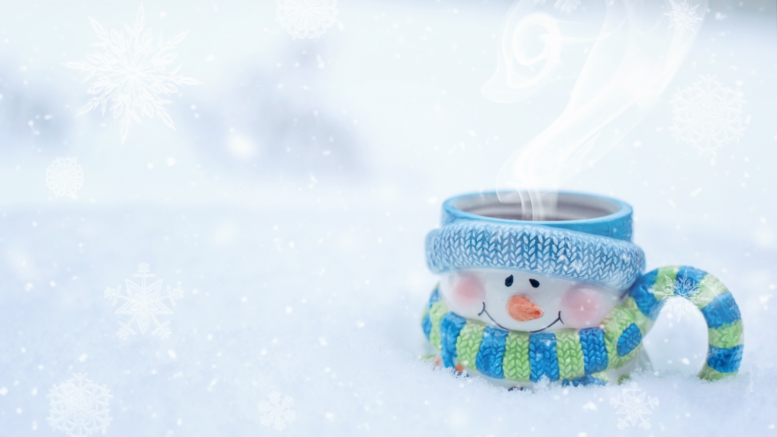 Кружка снеговик с горячим кофе на снегу 