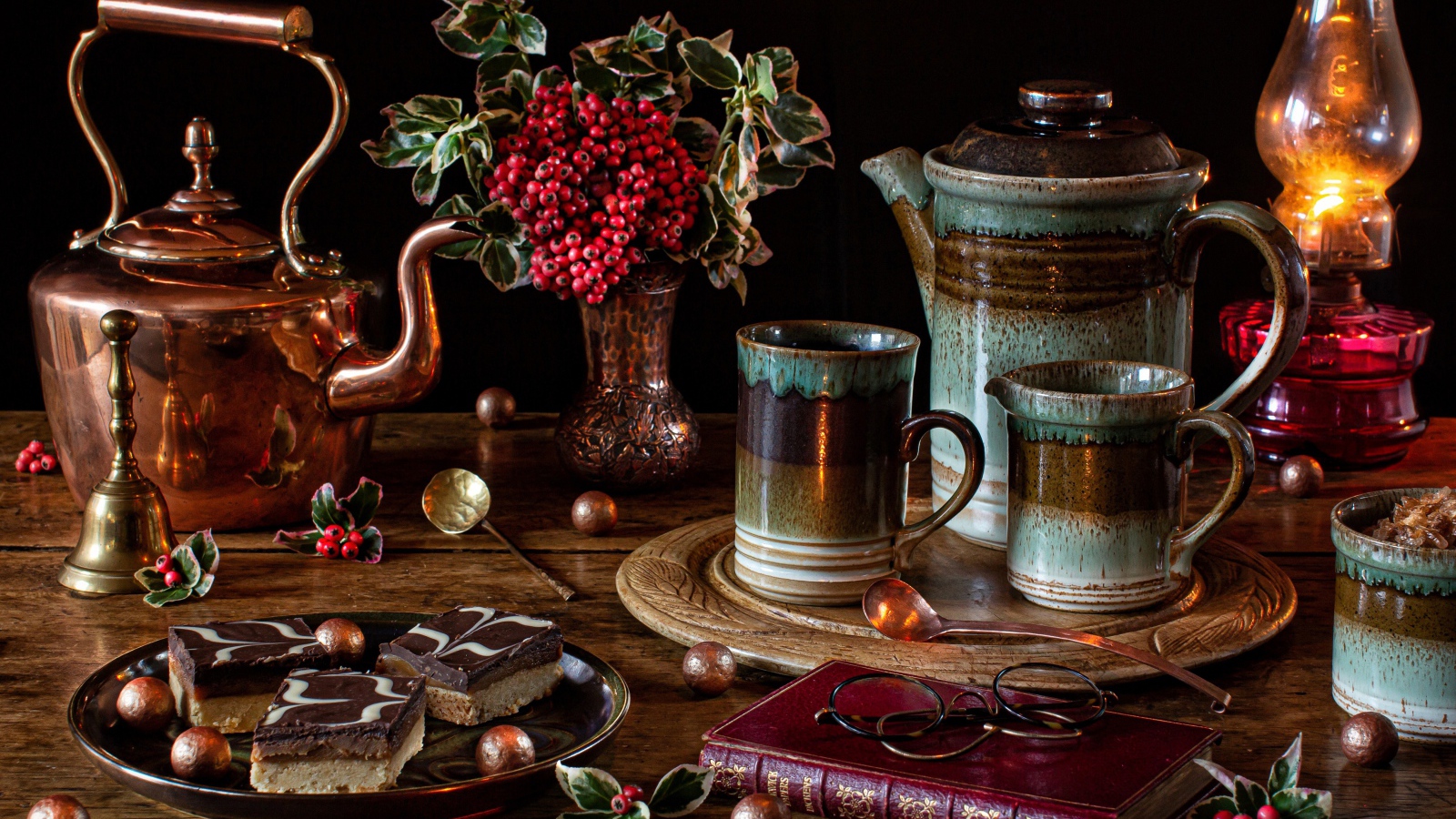 Стол на чаепитие с книгой и пирожными