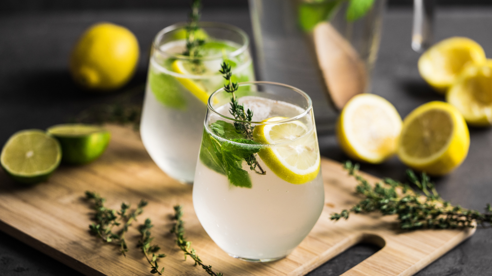 Два стакана мохито на столе с лимоном