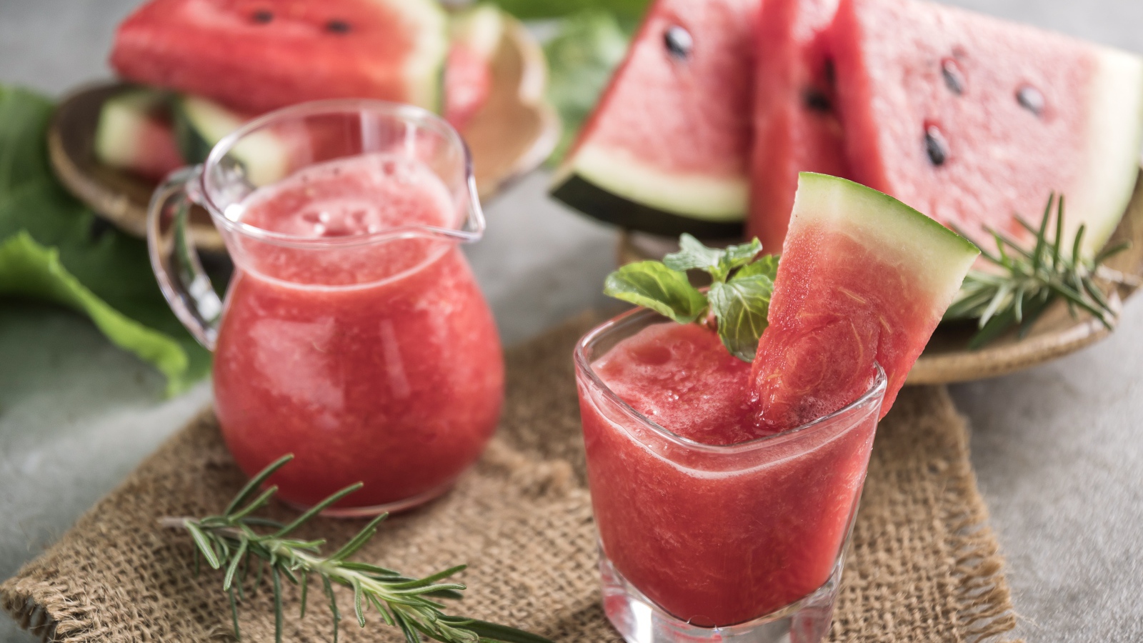 Арбузное смузи на столе с кусочками арбуза