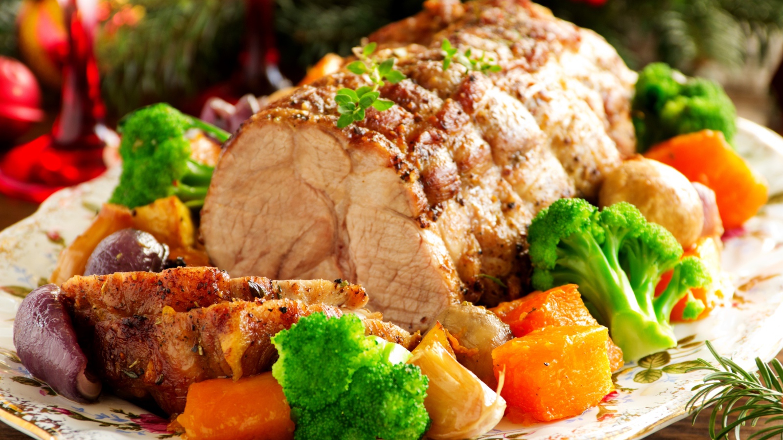 Кусок запеченного мяса на тарелке с овощами