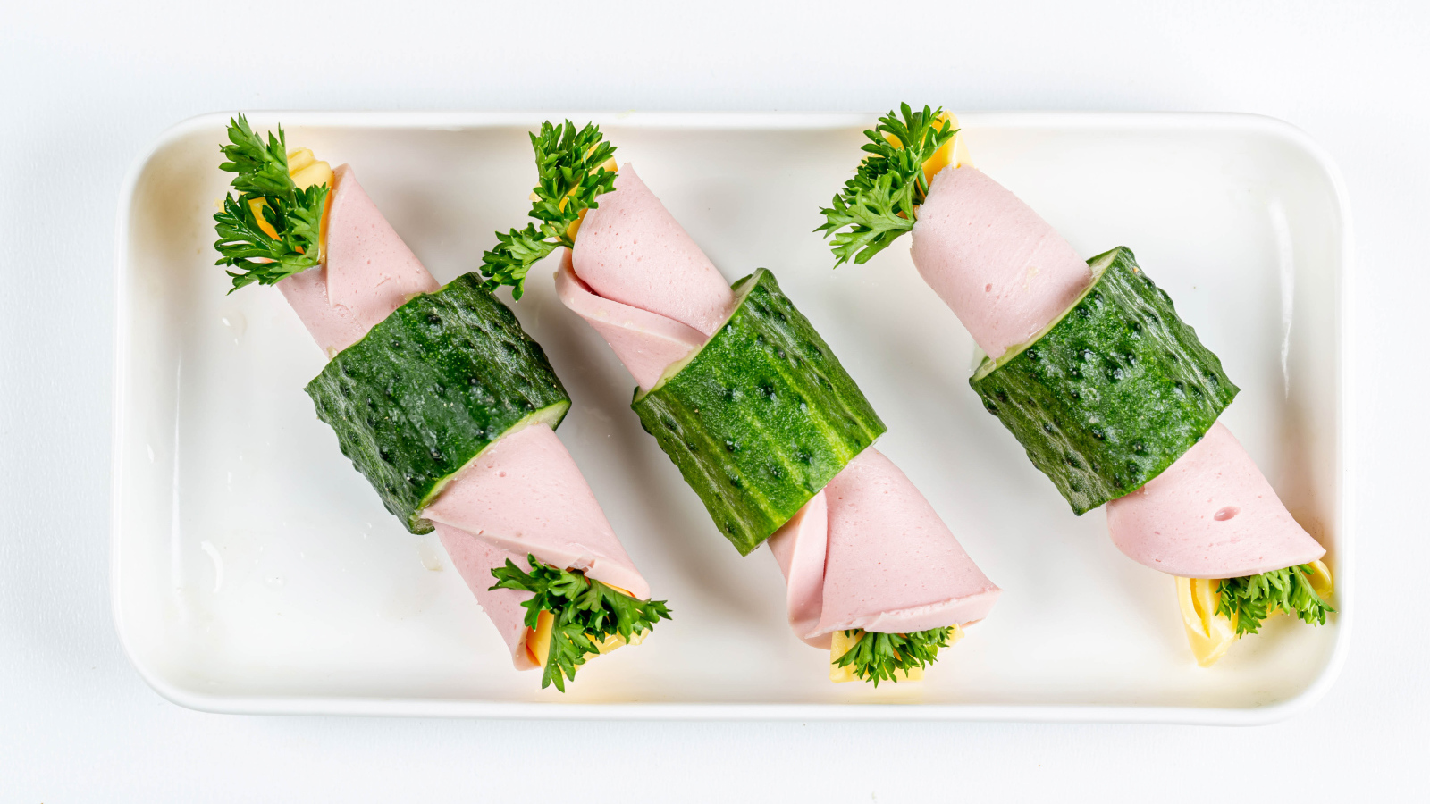 Рулетики из вареной колбасы с сыром  в огурцах 