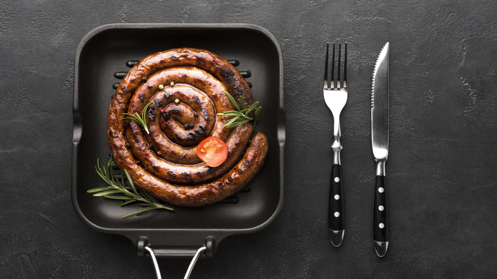 Вкусная запеченная домашняя колбаса на сковороде 