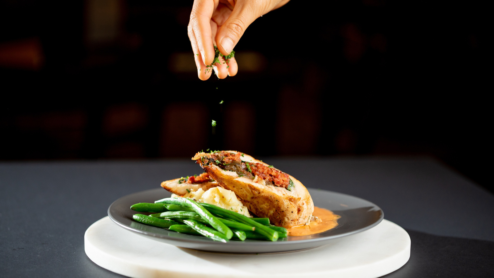 Рулет с зеленой фасолью на тарелке 