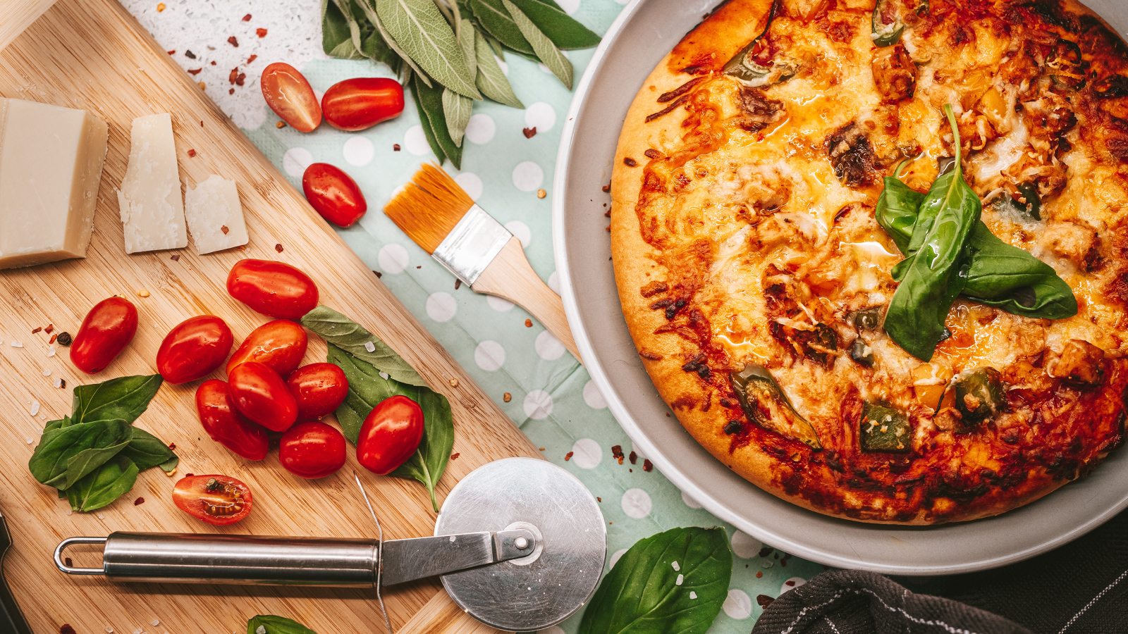 Румяная пицца на столе с сыром и помидорами