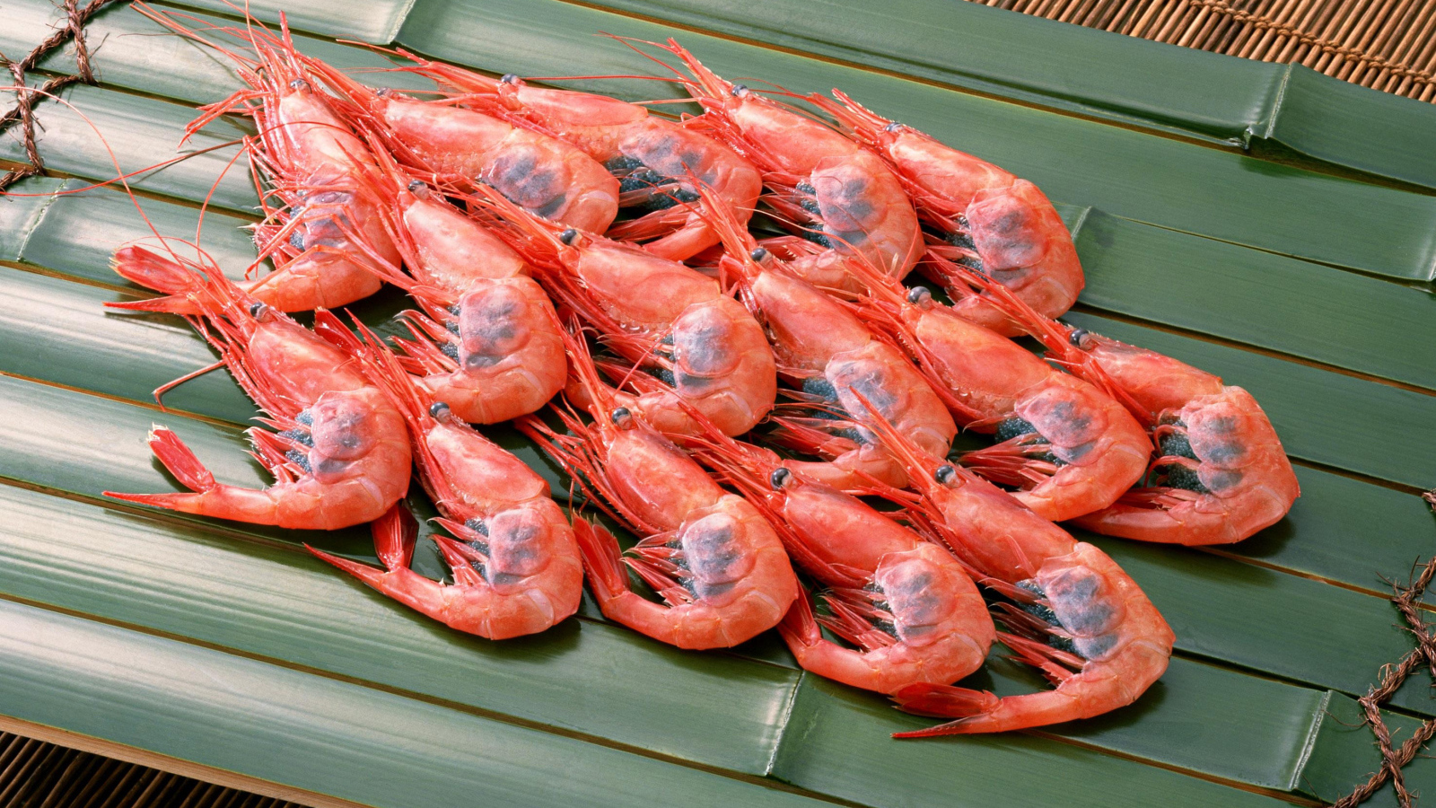 Вареные креветки на бамбуковой тарелке