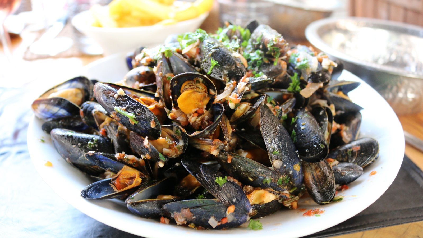 Мидии на  белой тарелке со специями 