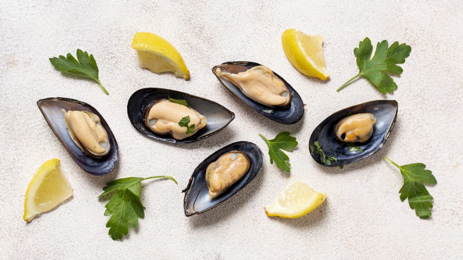 Мидии с кусочками лимона и петрушкой 