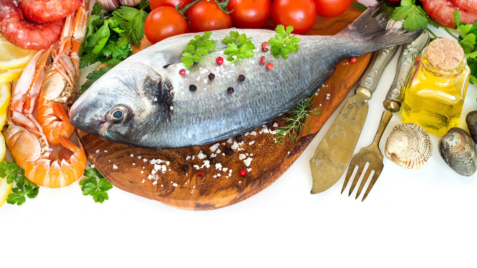 Сырая рыба на столе с маслом и помидорами 