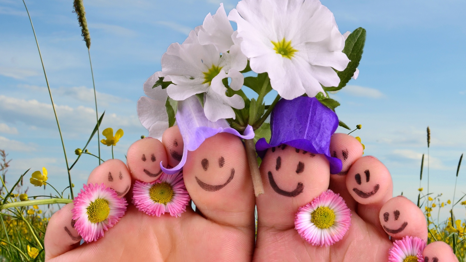 Мордочки нарисованные на ногах с цветами