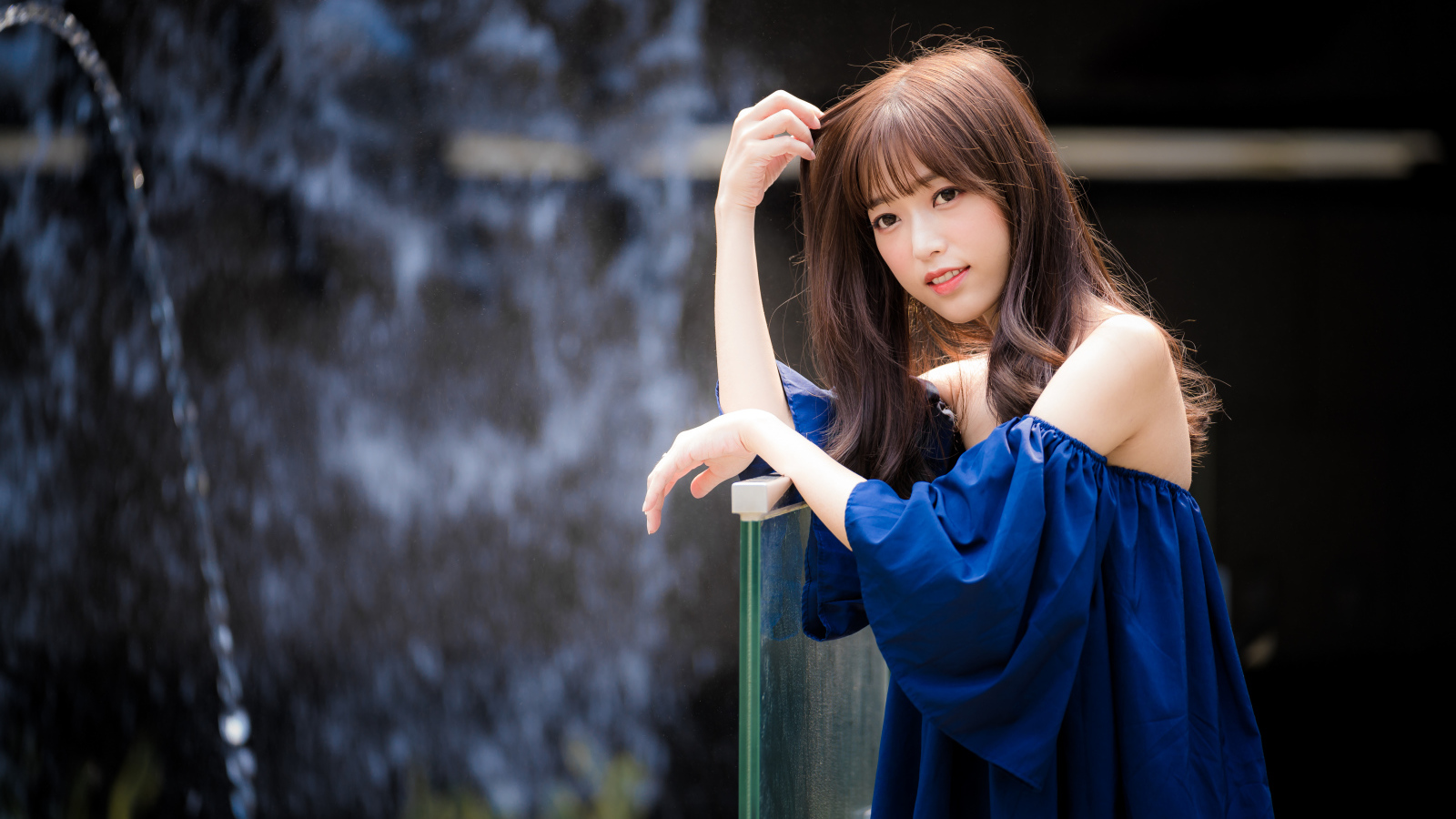 Девушка азиатка в синем красивом наряде