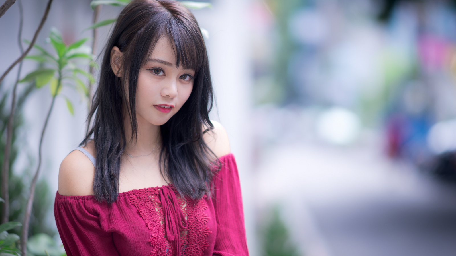 Девушка азиатка в красном платье с кружевом