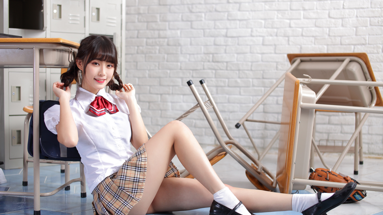 Девушка азиатка в школьной форме в классе