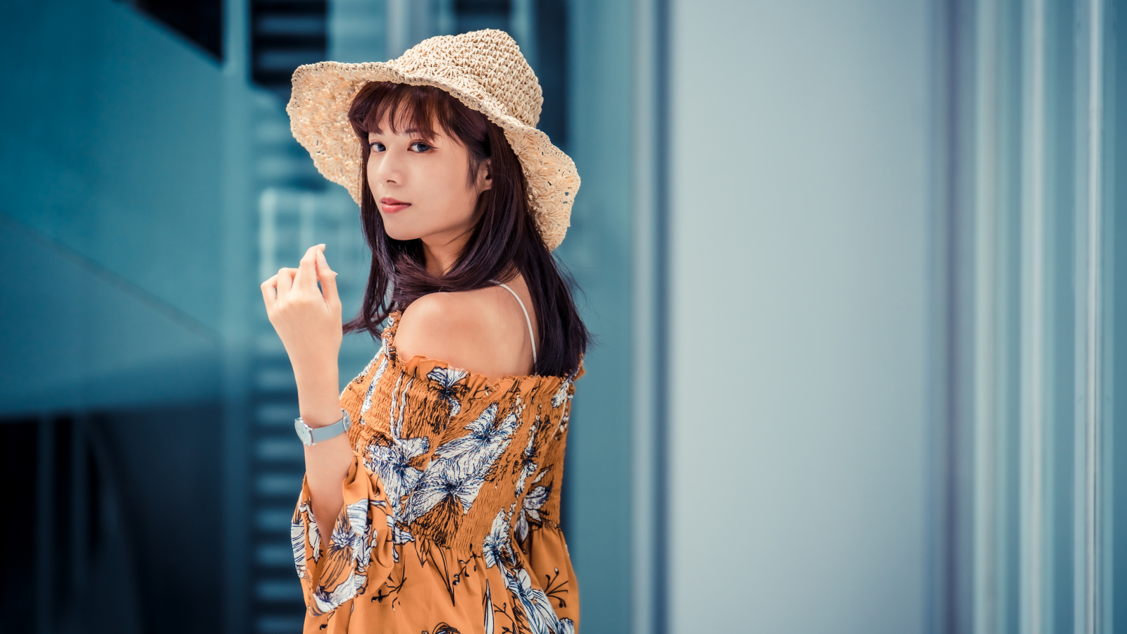 Девушка азиатка в шляпе летом 