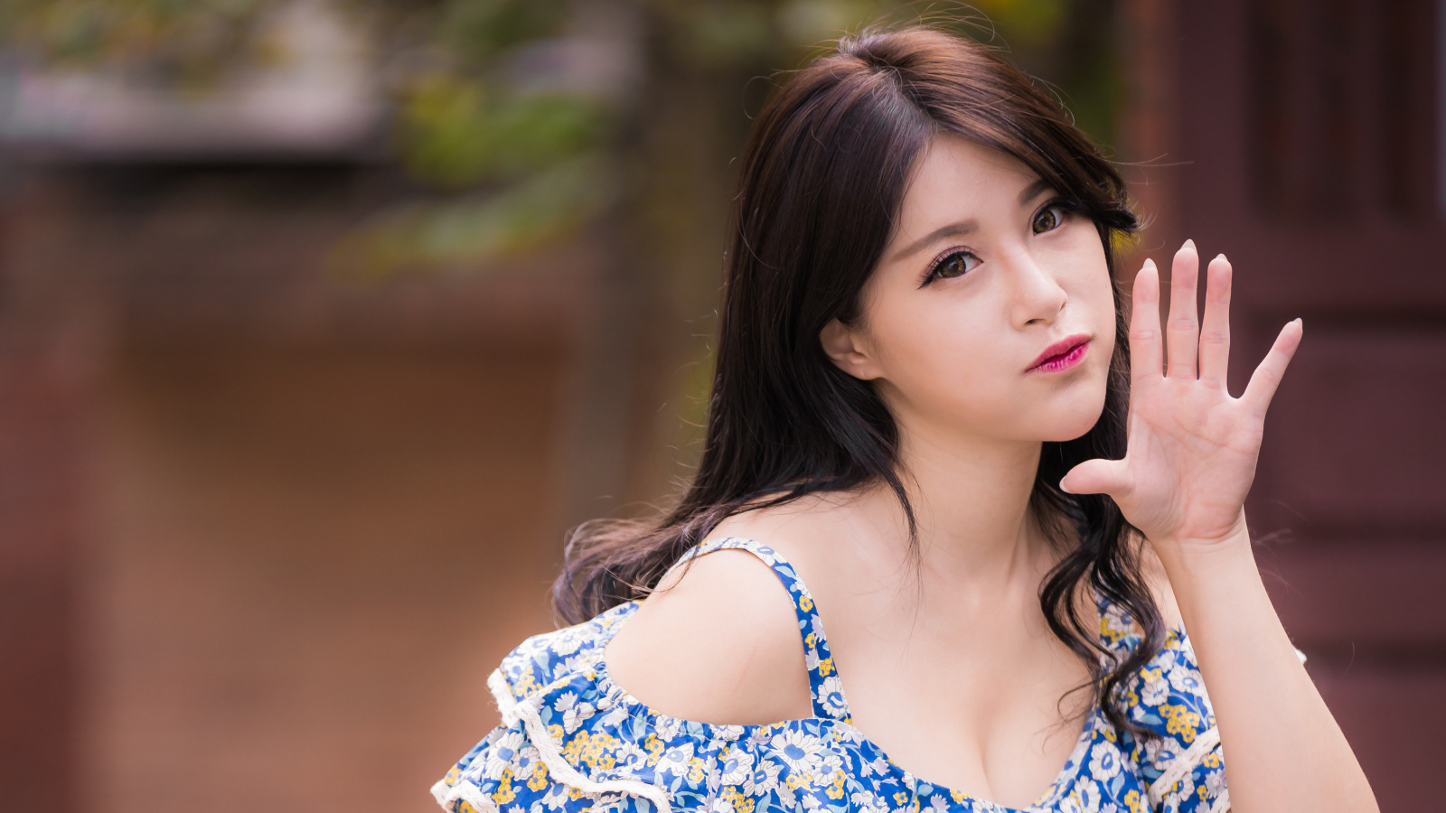 Девушка азиатка с поднятой рукой