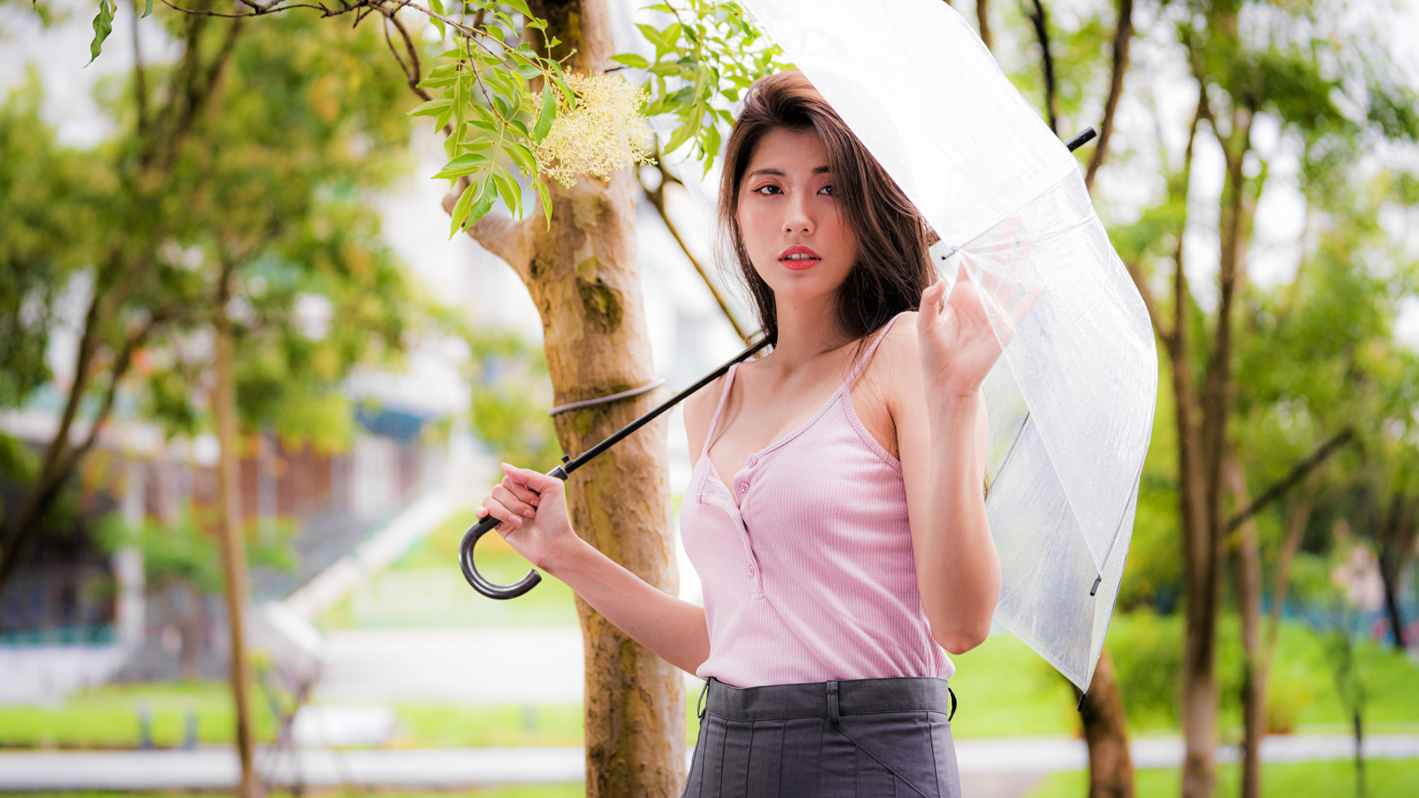 Девушка азиатка с зонтом руке 