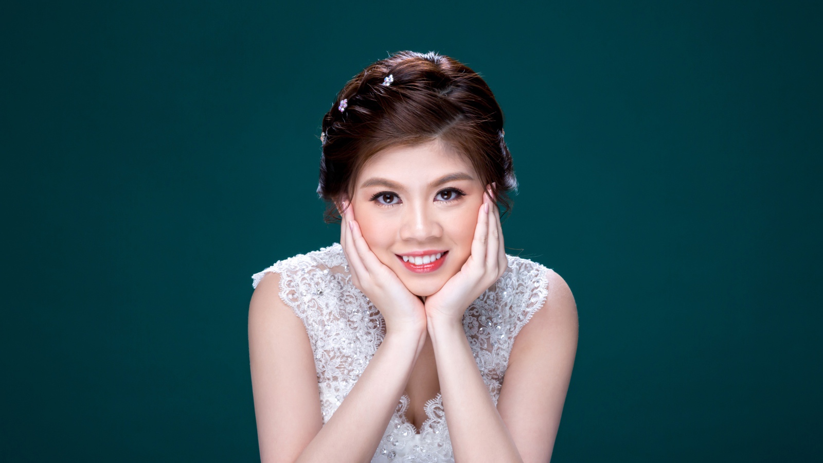 Красивая девушка азиатка в белом платье 