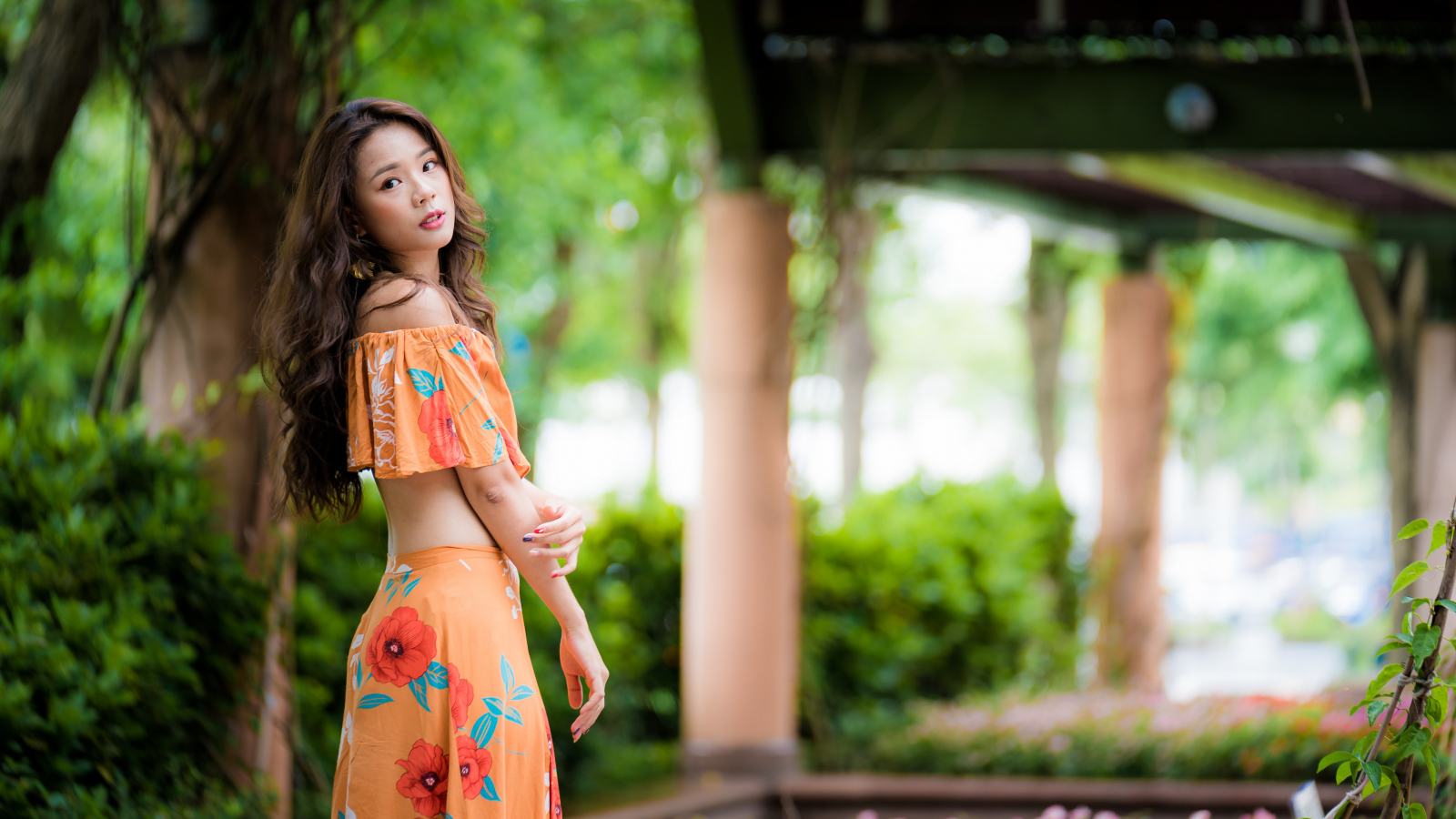 Красивая азиатка под мостом в костюме