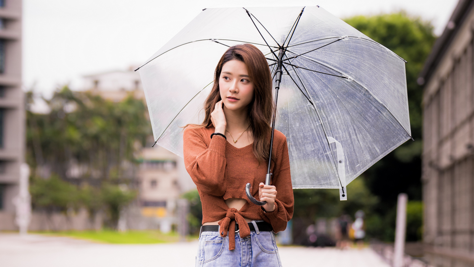 Красивая девушка азиатка с прозрачным  зонтом