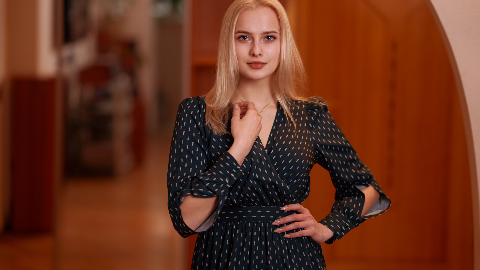 Красивая девушка блондинка в черном платье 