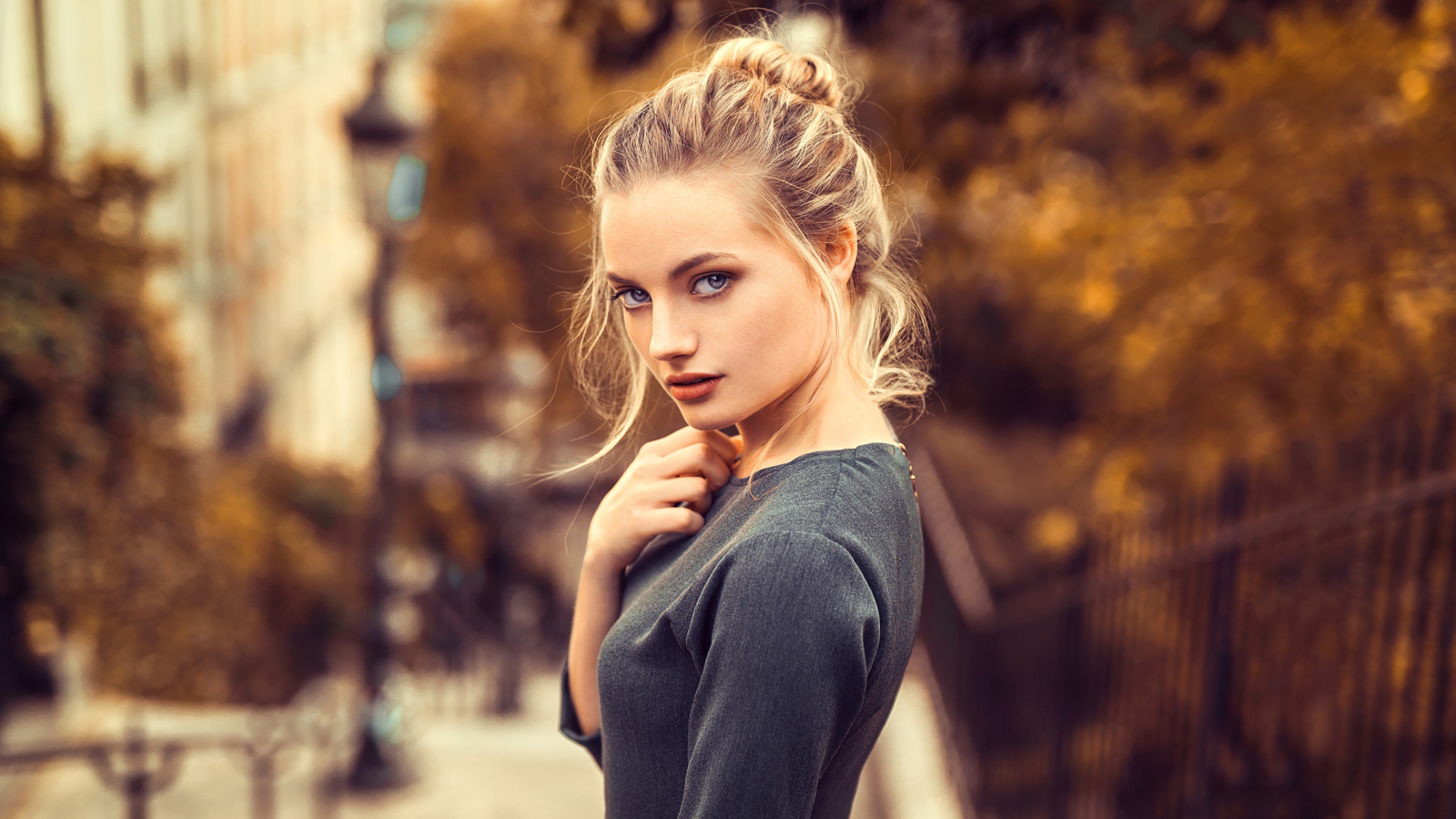 Красивая голубоглазая блондинка в сером платье