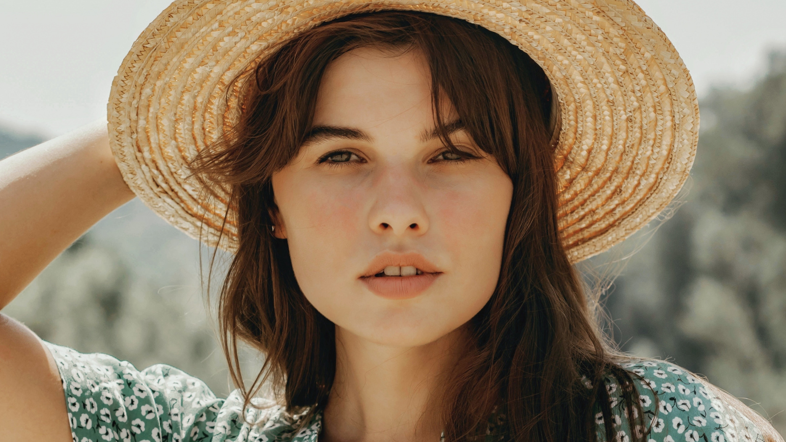 Красивая кареглазая брюнетка в шляпе 