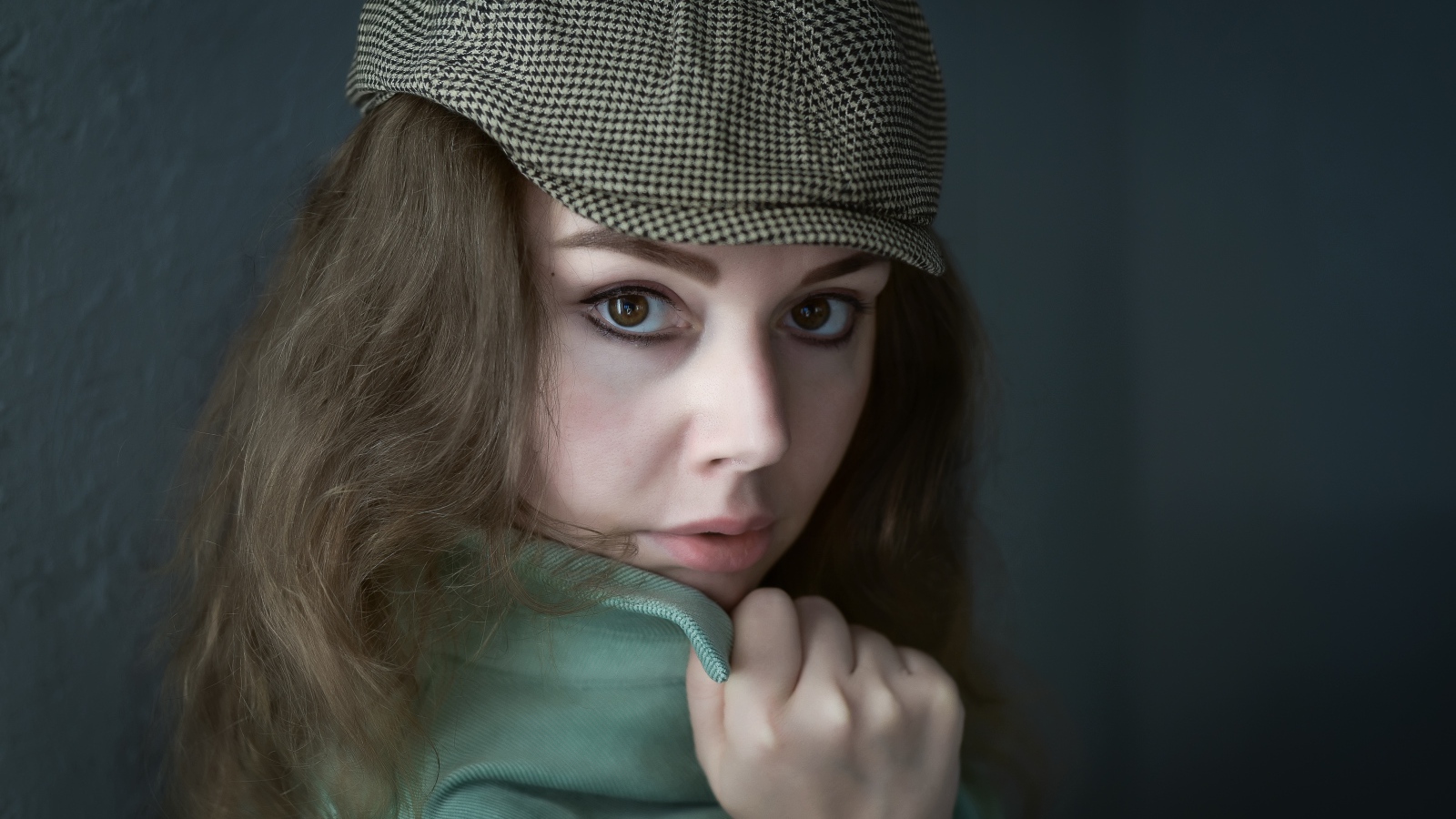 Красивая кареглазая девушка в кепке 