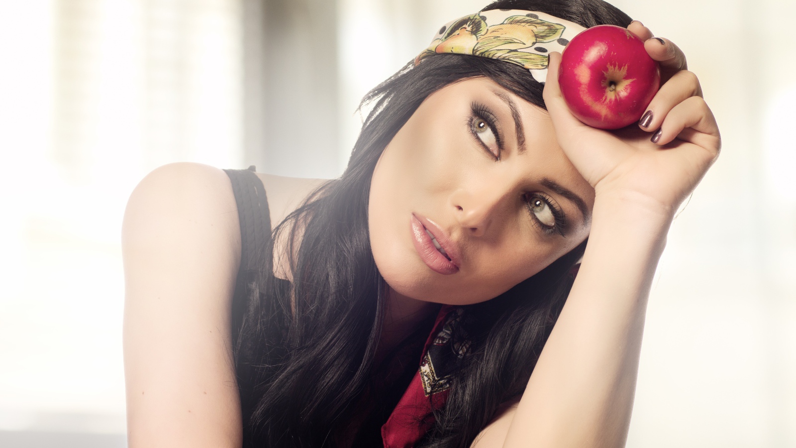 Красивая брюнетка с яблоком в руке 
