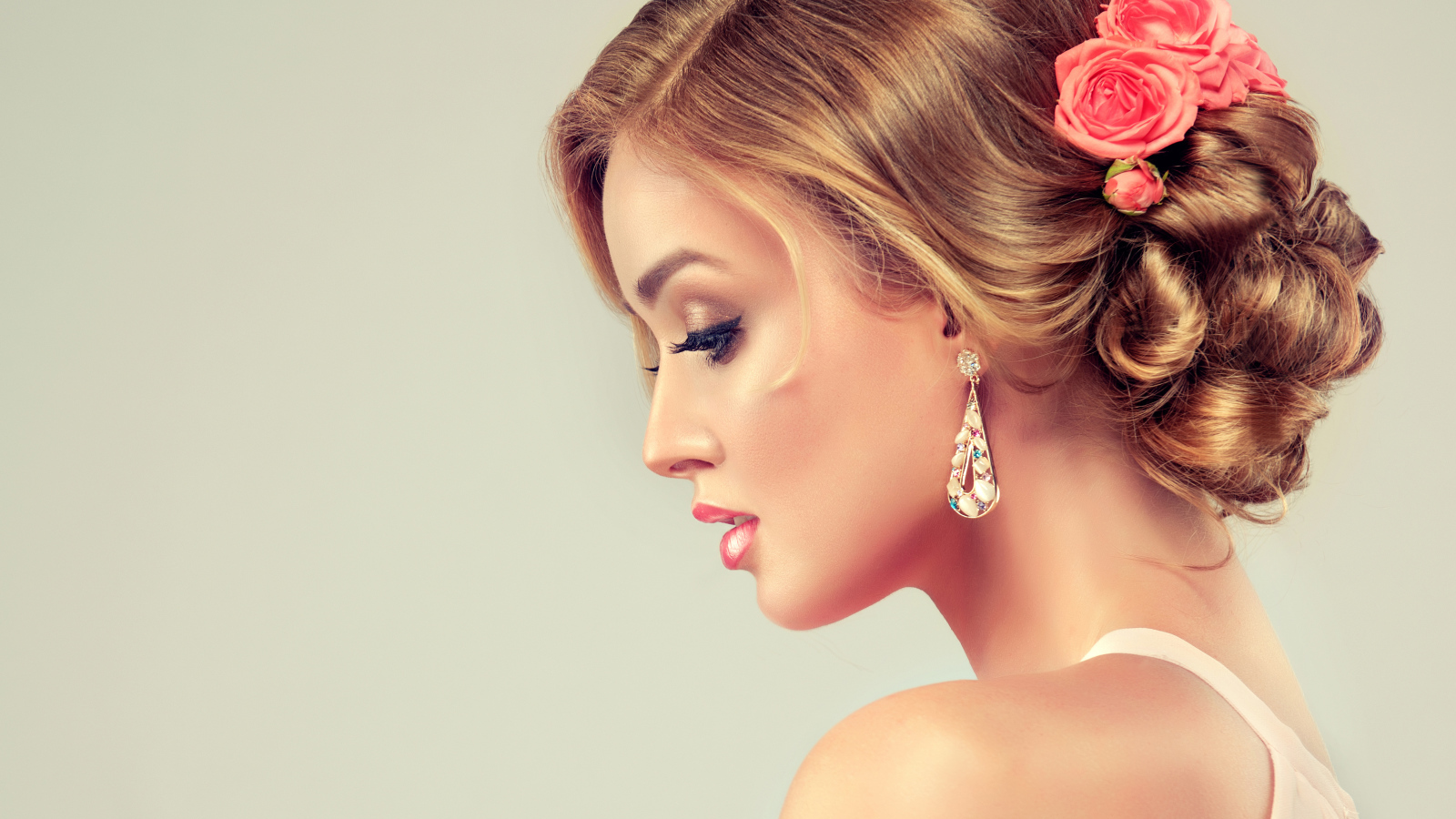 Красивая вечерняя прическа с цветами у девушки 