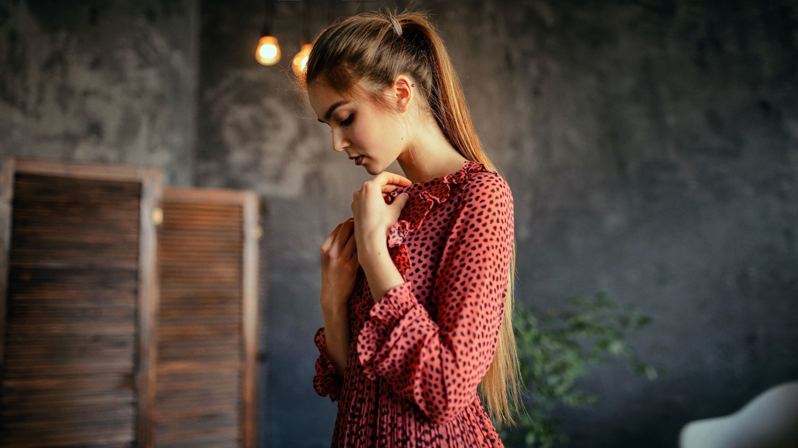 Красивая девушка в пятнистом розовом платье 