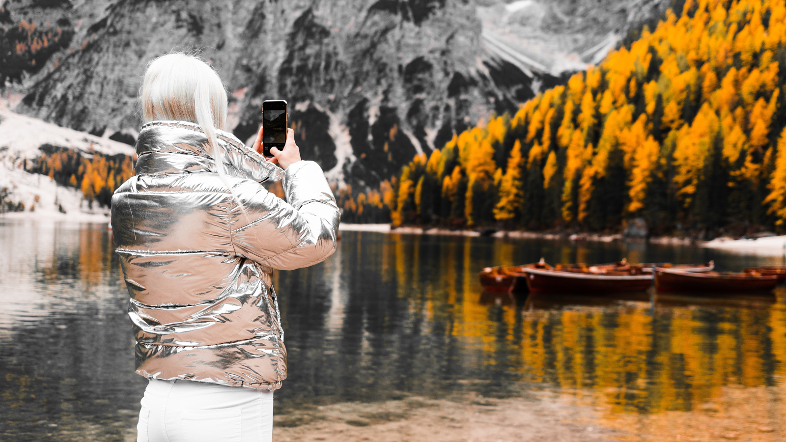 Красивая девушка делает фото гор на телефон 