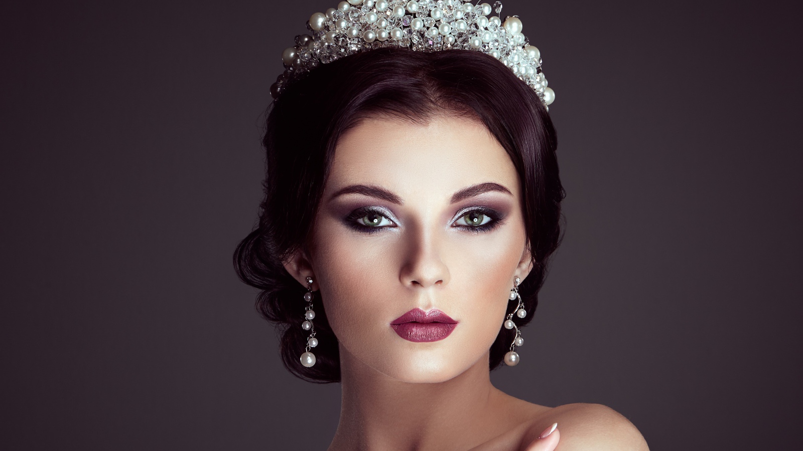 Красивая девушка модель в короне 