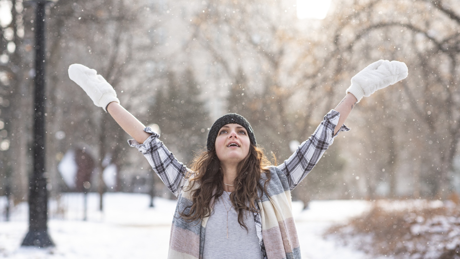 Красивая девушка на улице зимой 