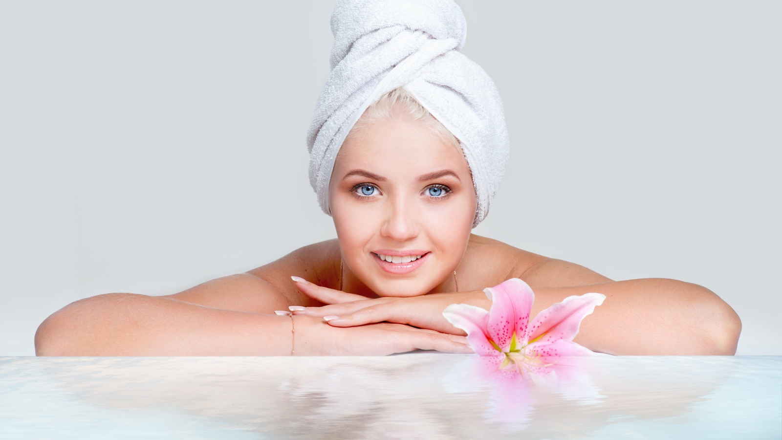 Красивая девушка с голубыми глазами после SPA процедур