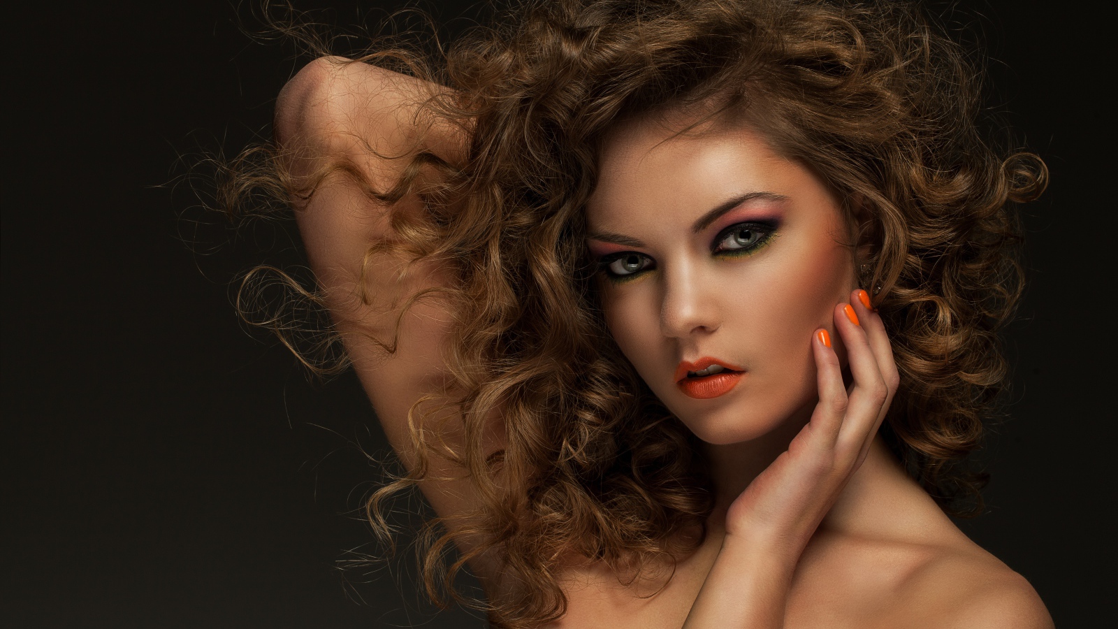 Красивая девушка с кучерявыми волосами