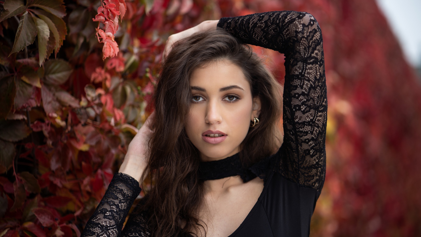 Красивая длинноволосая шатенка в черном платье