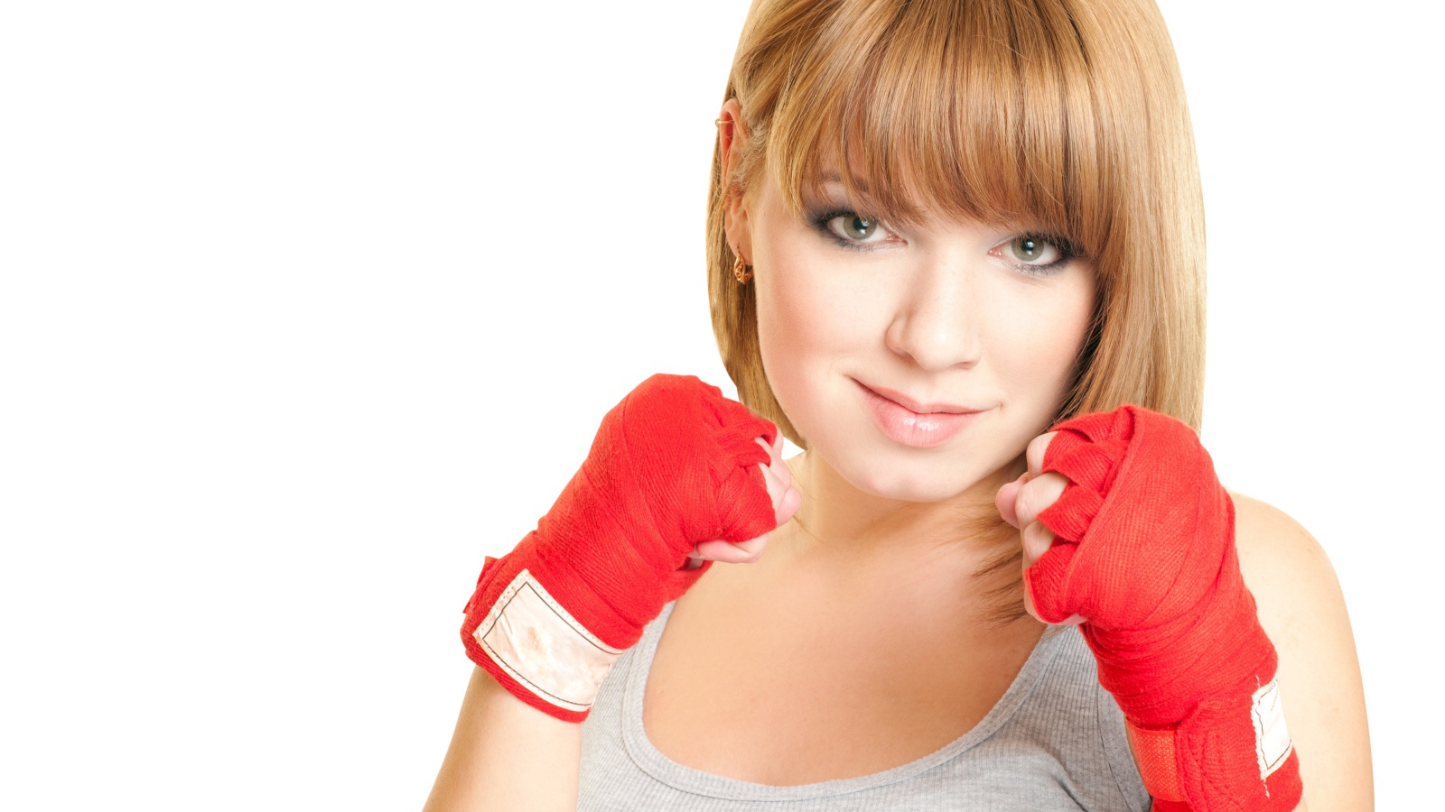 Красивая рыжеволосая девушка в стойке боксера на белом фоне