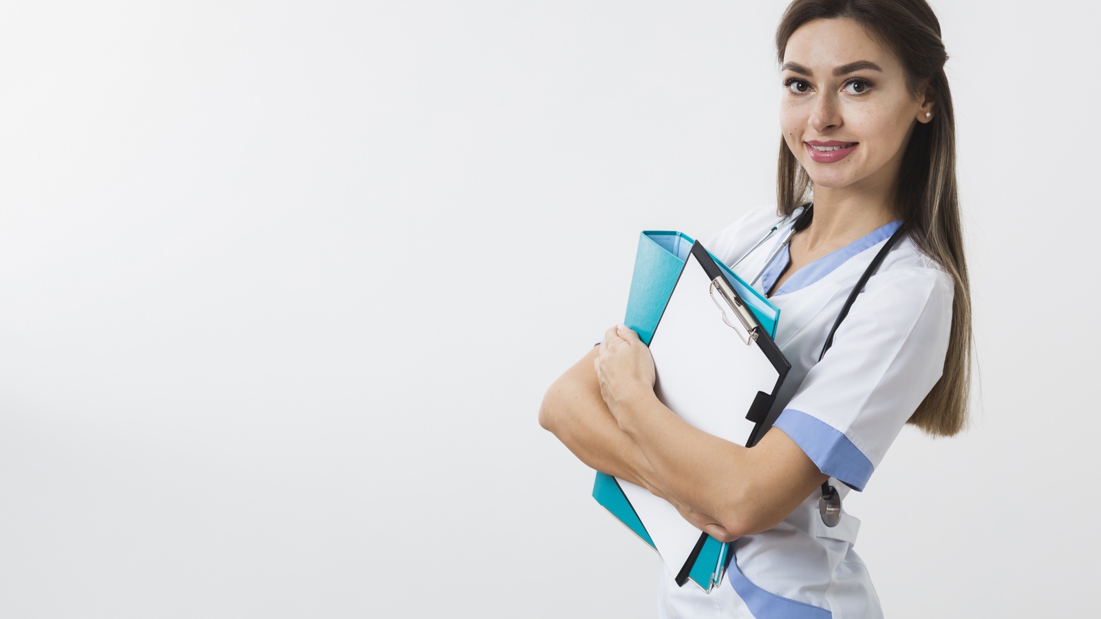 Красивая улыбающаяся девушка врач с папками на белом фоне 