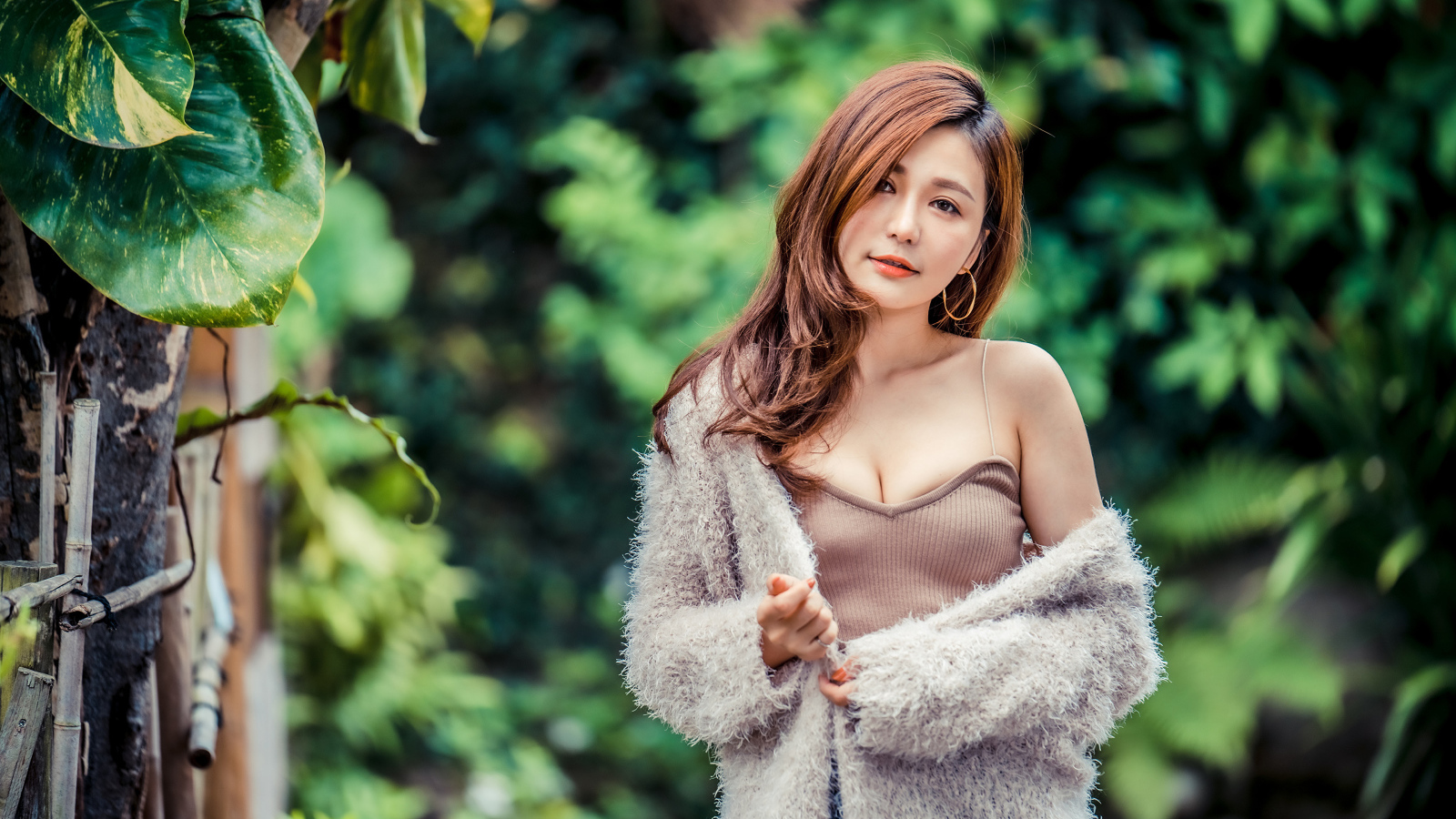 Кареглазая девушка азиатка в теплой кофте 