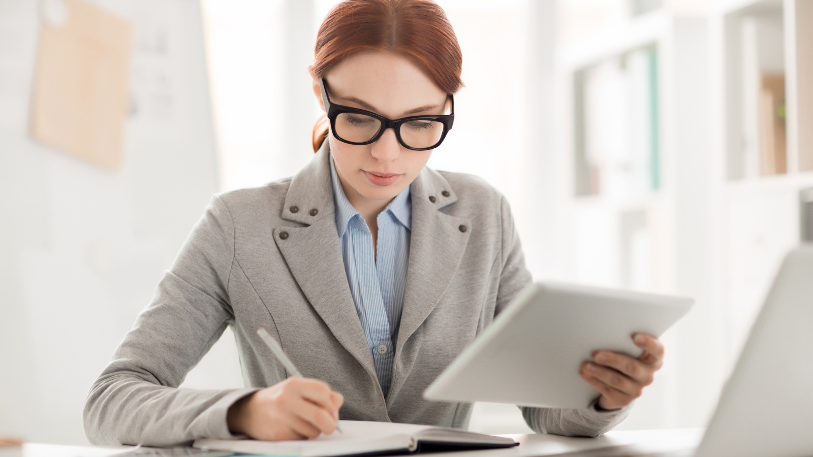 Деловая женщина в костюме за столом 