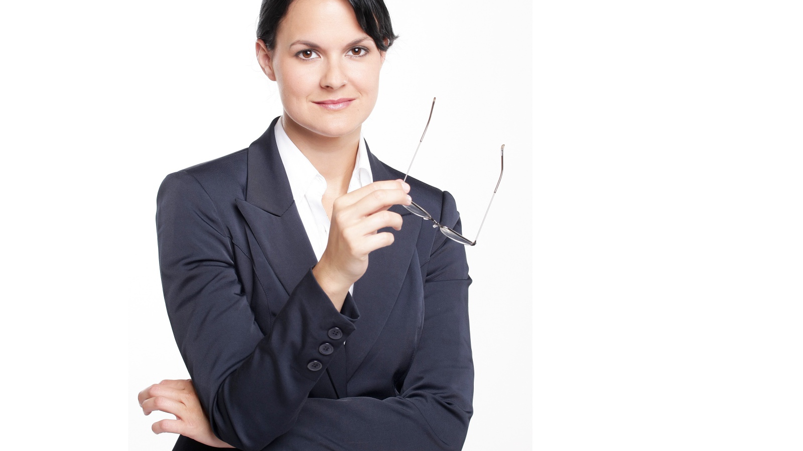 Деловая женщина в костюме с очками в руке