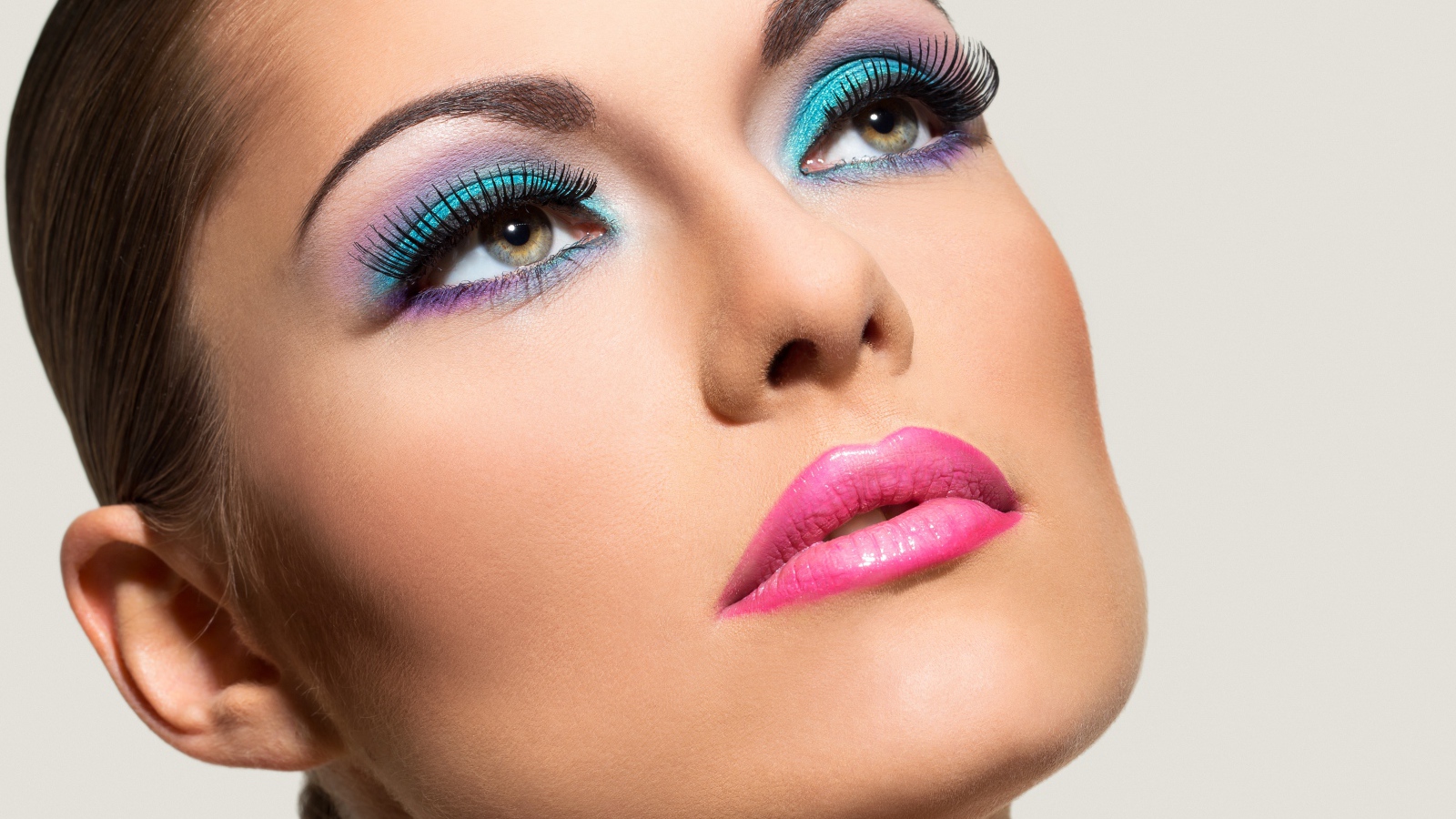 Лицо девушки с ярким макияжем крупным планом