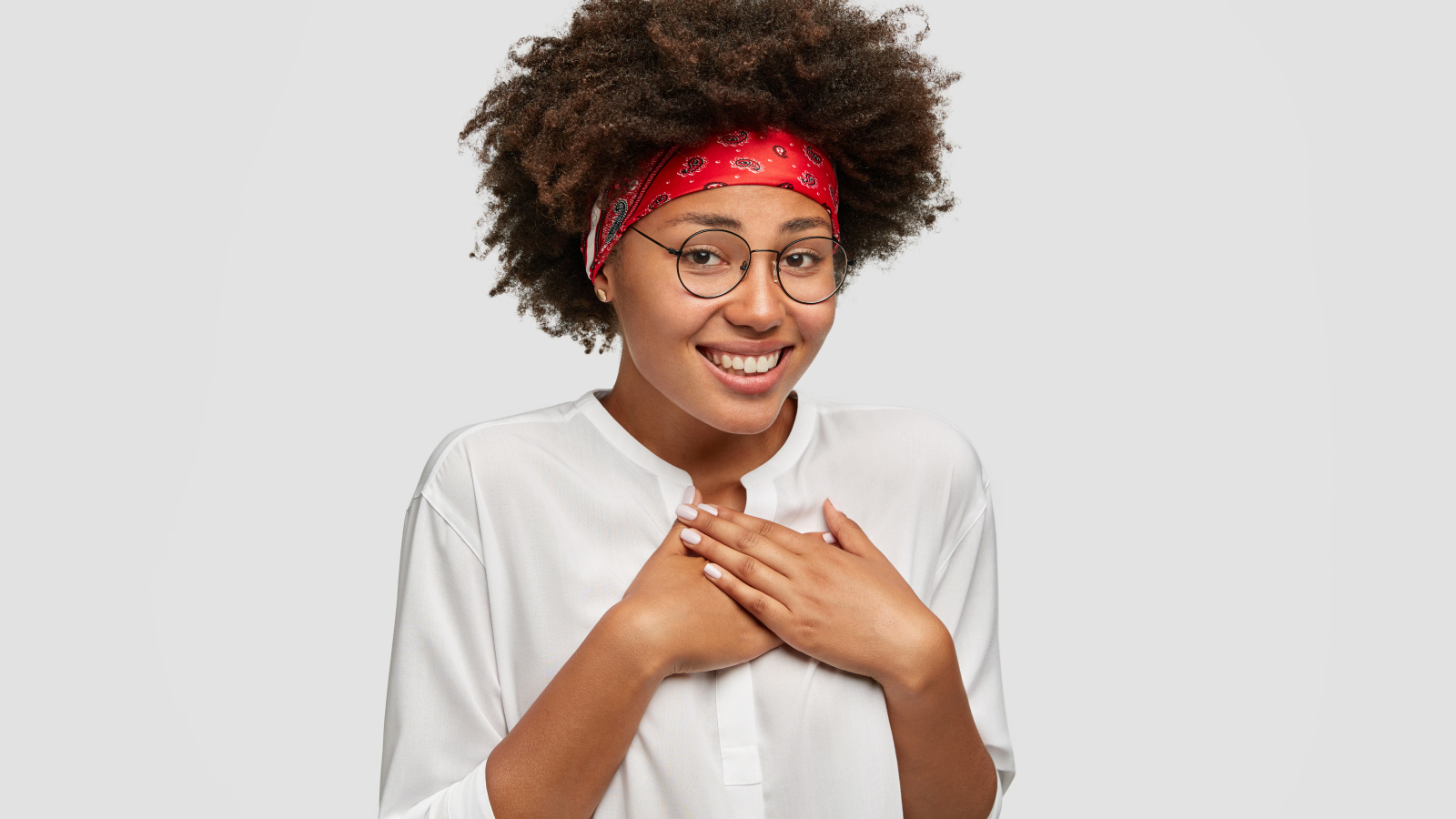 Милая девушка в очках в белой рубашке 