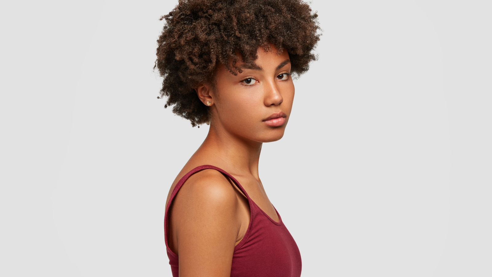 Милая девушка мулатка в красной майке