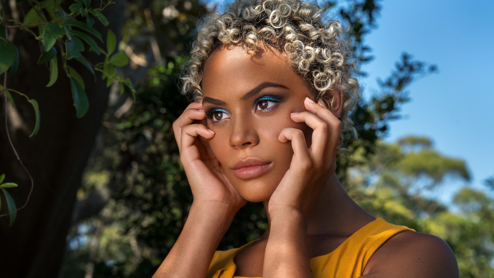 Темнокожая девушка с кудрявыми волосами