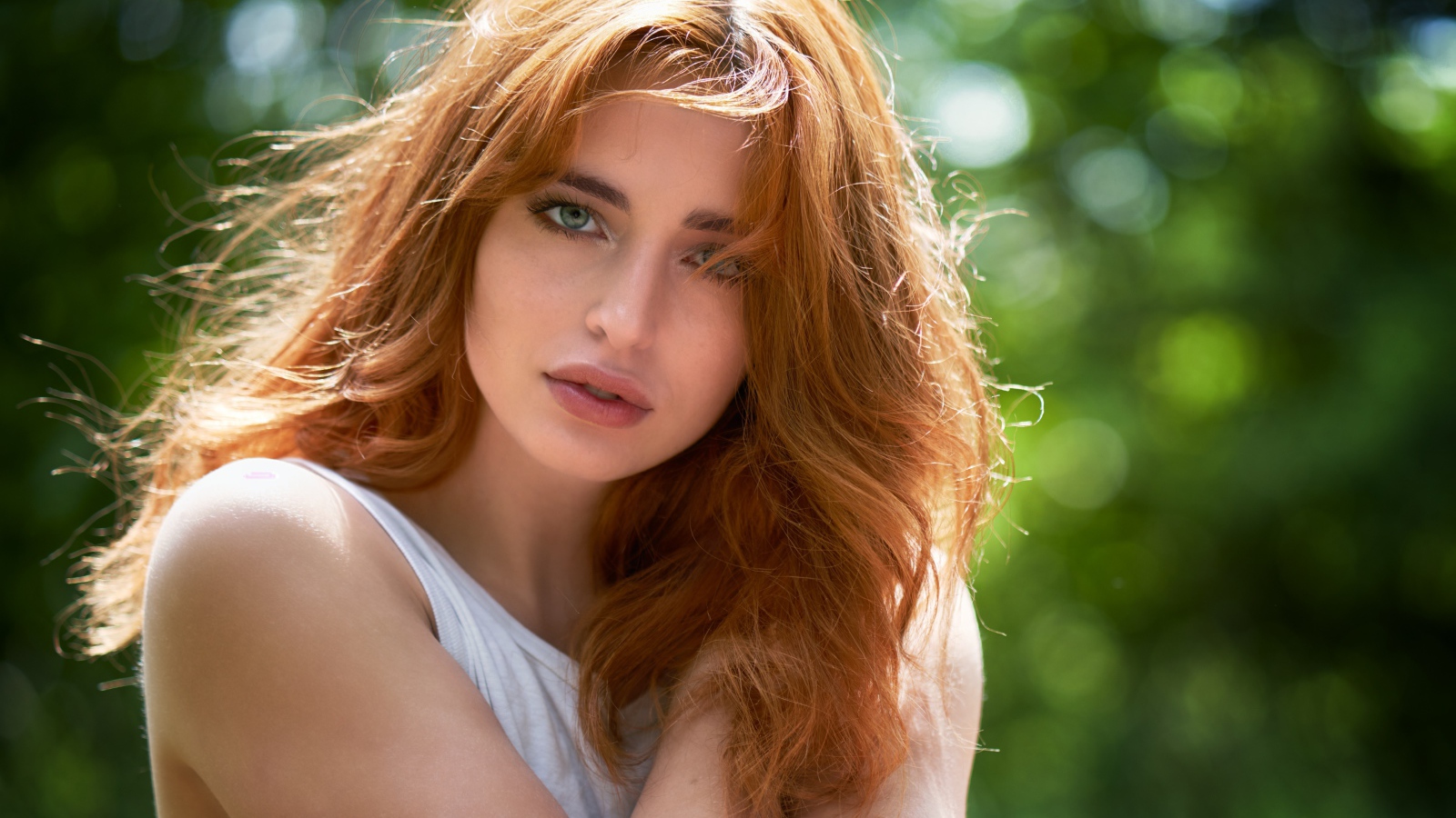 Нежная зеленоглазая девушка с рыжими волосами