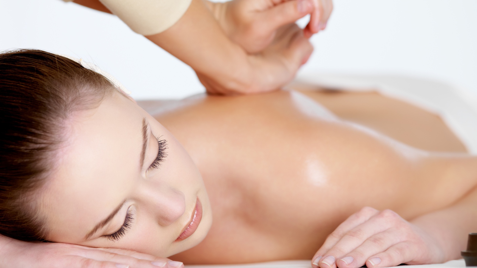 Девушке делают массаж 